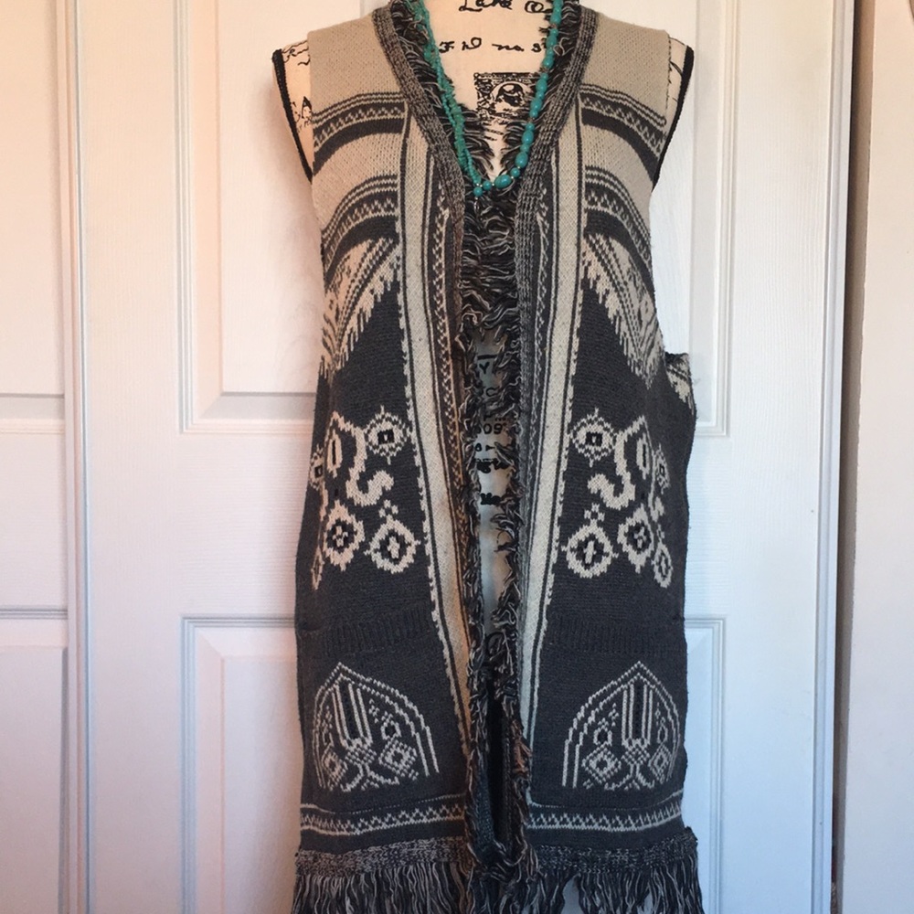 Roommates long fringe sleeveless Aztecs print sweater size extra large